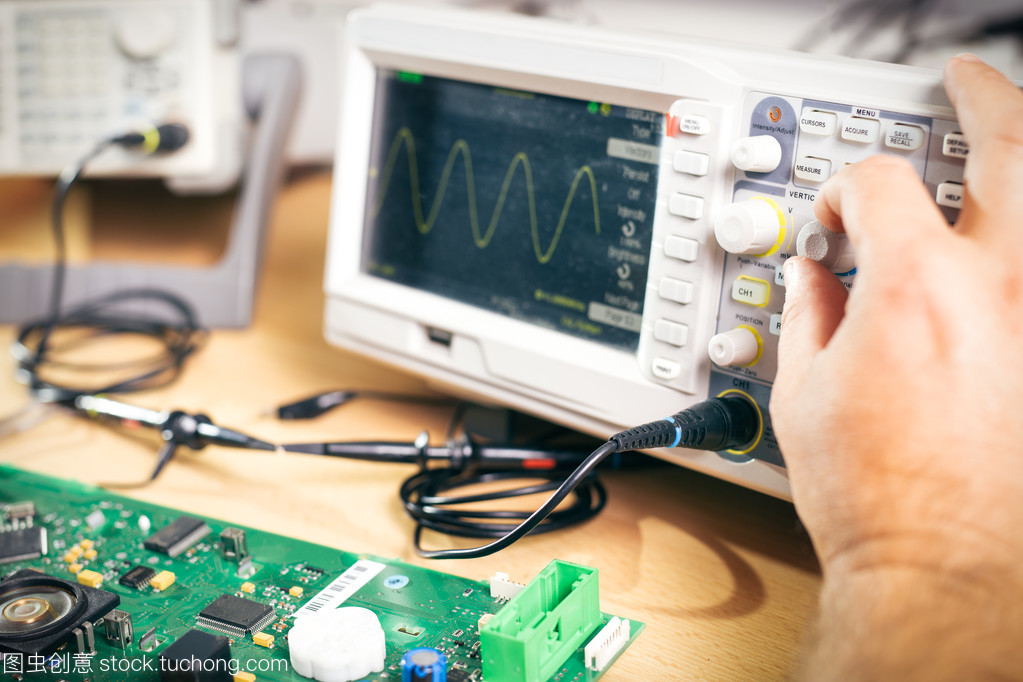 工程师用示波器在服务中心测试电子元器件